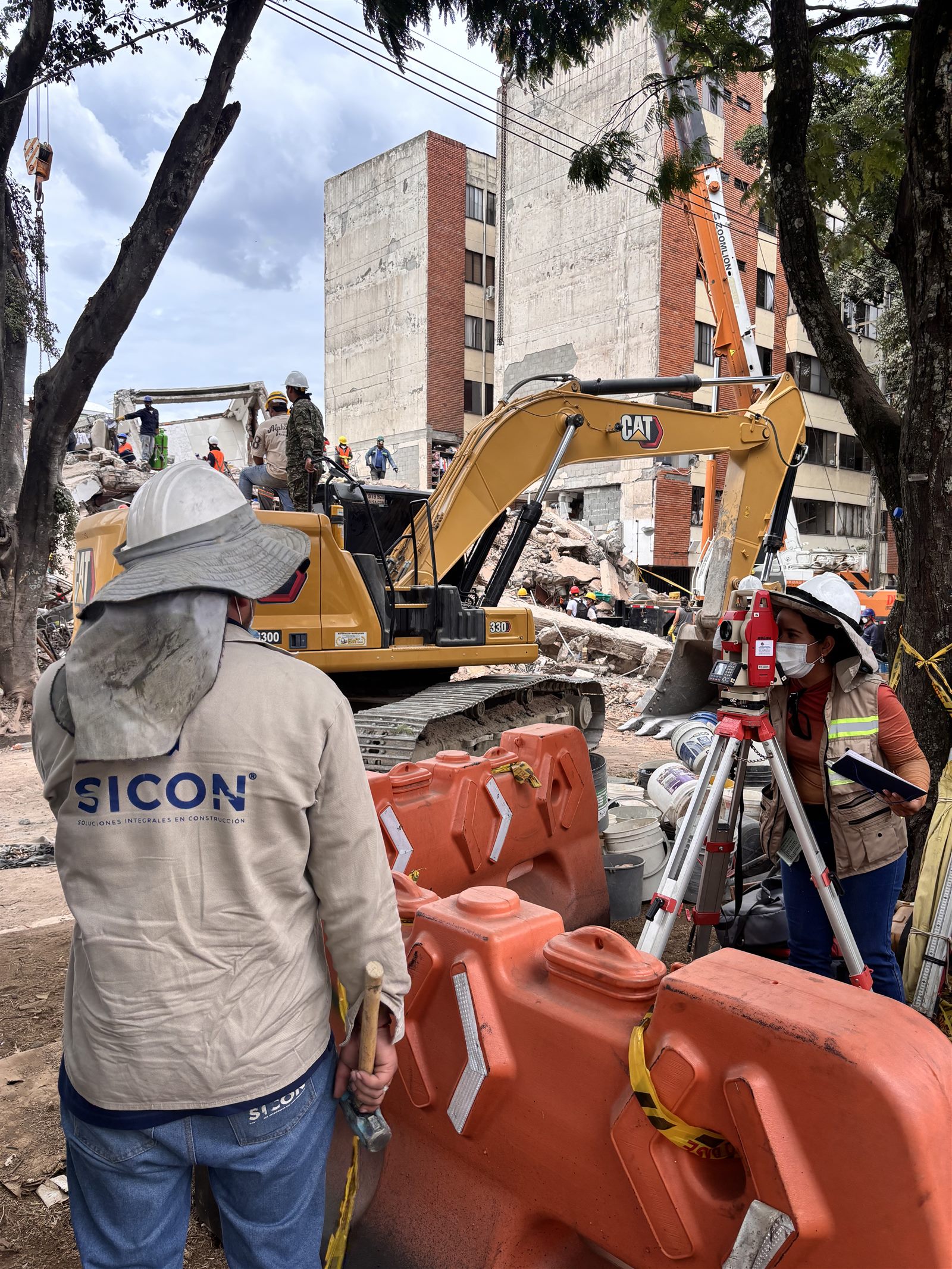 Equipo SICON ayudando tras el sismo